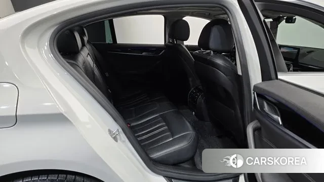 BMW 5 Series (G30) 2018 Белый из Кореи, фото 2