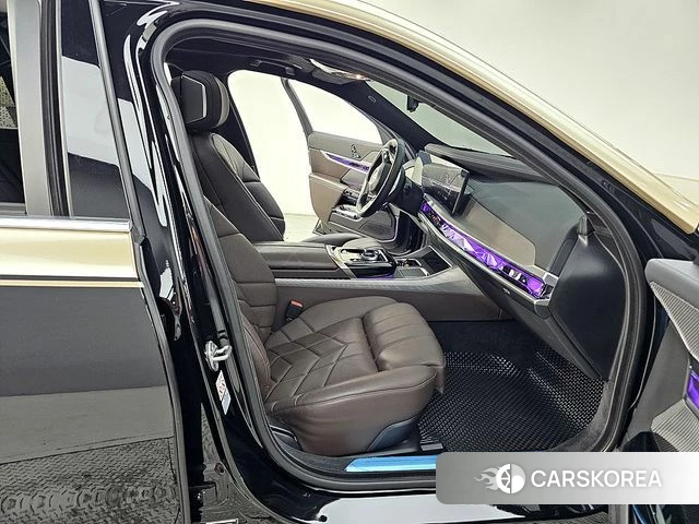 BMW 7 Series (G70) 2023 Черный из Кореи, фото 2