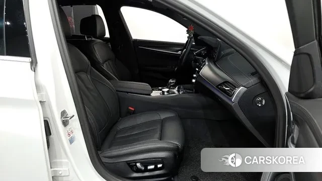 BMW 5 Series (G30) 2023 Белый из Кореи, фото 2