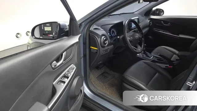 Hyundai Kona 2018 Светло-серебряный цвет из Кореи, фото 2