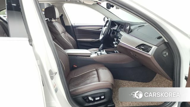 BMW 5 Series (G30) 2018 Белый из Кореи, фото 2