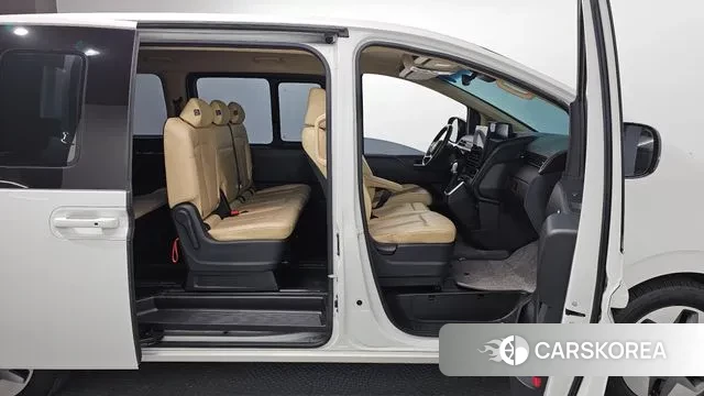 Hyundai Staria 2023 Белый из Кореи, фото 2