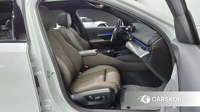 BMW 5 Series (G60) 2024 Белый из Кореи, фото 2