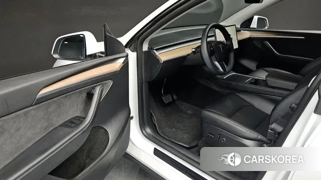 Tesla Model Y 2023 Белый из Кореи, фото 2