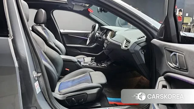 BMW 1 Series (F40) 2024 Серебристо-серый из Кореи, фото 2