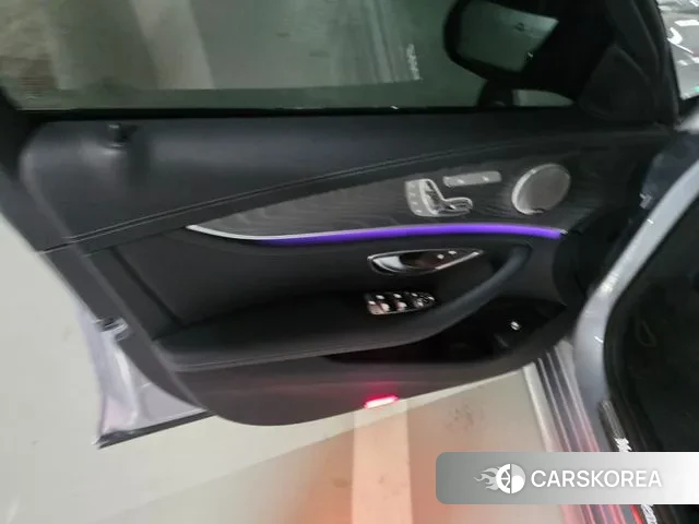 Mercedes-Benz E-Class W213 2023 Светло-серебряный цвет из Кореи, фото 2