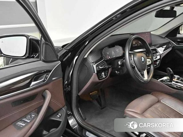 BMW 5 Series (G30) 2023 Черный из Кореи, фото 2