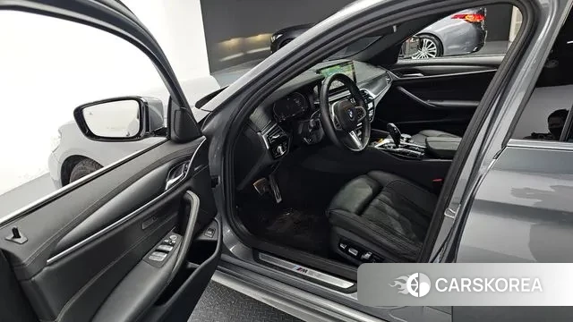 BMW 5 Series (G30) 2023 Серый из Кореи, фото 2