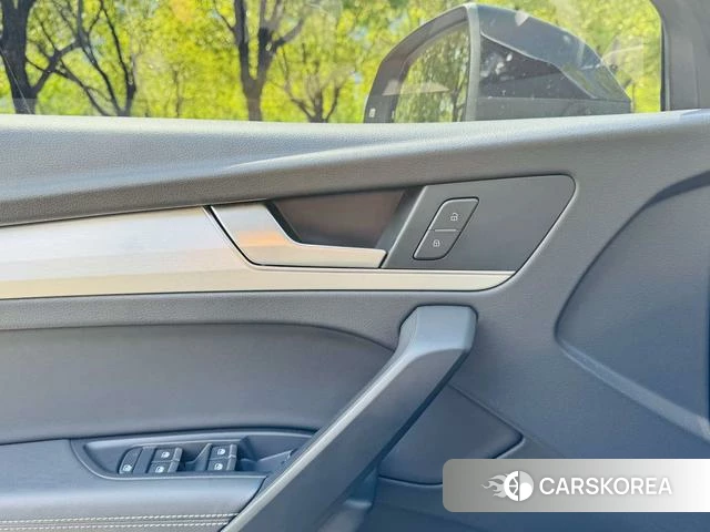 Audi Q5L 2021 Черный из Китая, фото 2