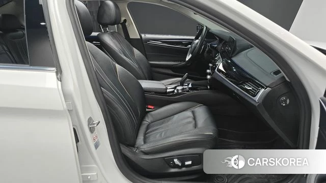 BMW 5 Series (G30) 2018 Белый из Кореи, фото 2