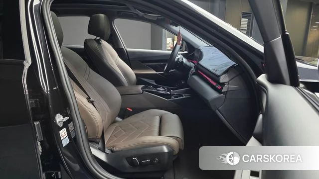 BMW 5 Series (G60) 2023 Черный из Кореи, фото 2