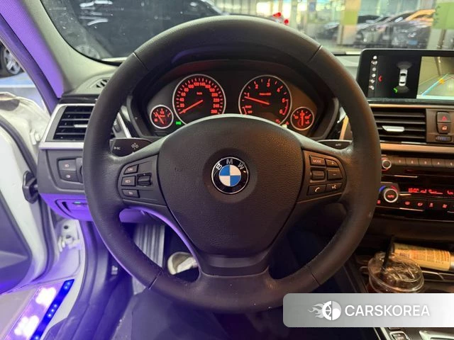 BMW 3 Series (F30) 2018 Белый из Кореи, фото 2