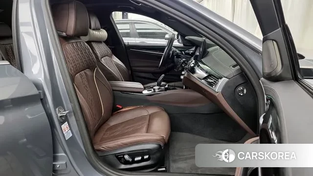 BMW 5 Series (G30) 2023 Серебристо-серый из Кореи, фото 2