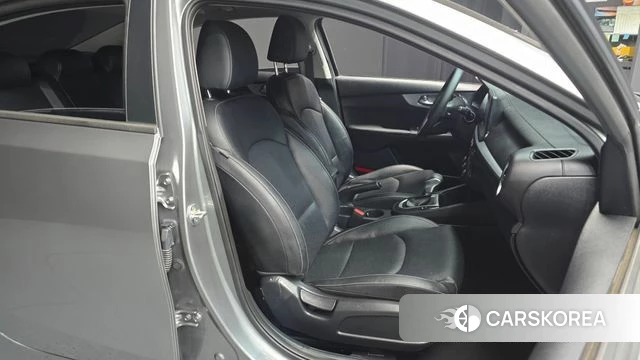 Kia The New K3 2nd generation 2022 Белый из Кореи, фото 2