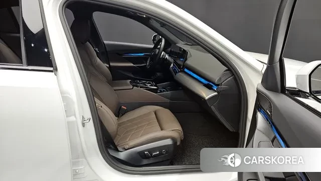 BMW 5 Series (G60) 2025 Белый из Кореи, фото 2