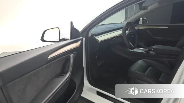 Tesla Model Y 2023 Белый из Кореи, фото 2