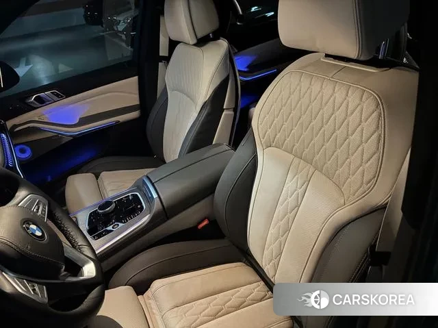 BMW X7 (G07) 2023 Серебристо-серый из Кореи, фото 2