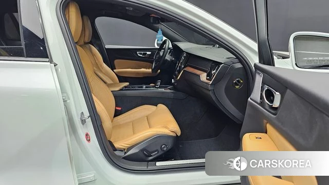 Volvo V60 Cross-Country 2nd Generation 2021 Белый из Кореи, фото 2