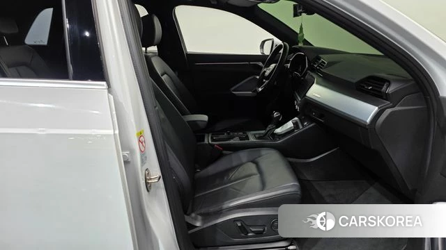 Audi Q3 (F3) 2023 Белый из Кореи, фото 2