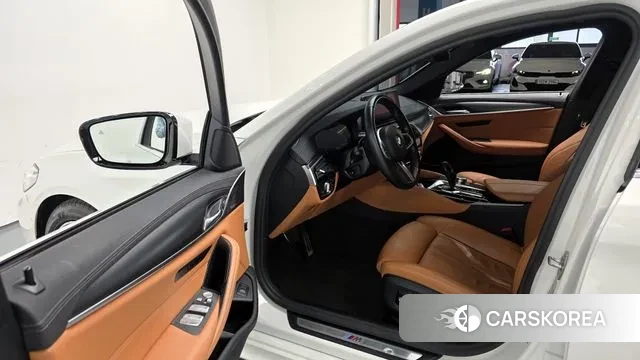 BMW 5 Series (G30) 2022 Белый из Кореи, фото 2