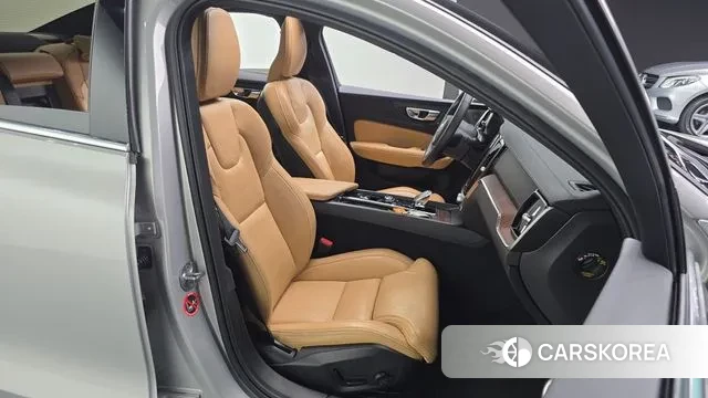 Volvo S60 3rd generation 2022 Серебряный из Кореи, фото 3