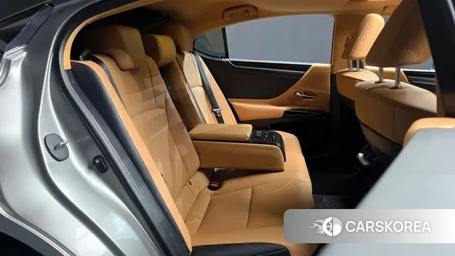 Lexus ES300h 7th generation 2022 Серебряный из Кореи, фото 3