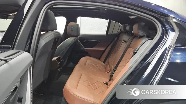 BMW 5 Series (G60) 2025 Черный из Кореи, фото 3