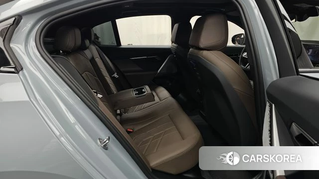 BMW 5 Series (G60) 2024 Серебристо-серый из Кореи, фото 3
