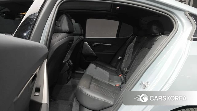 BMW 5 Series (G60) 2025 Серебристо-серый из Кореи, фото 3
