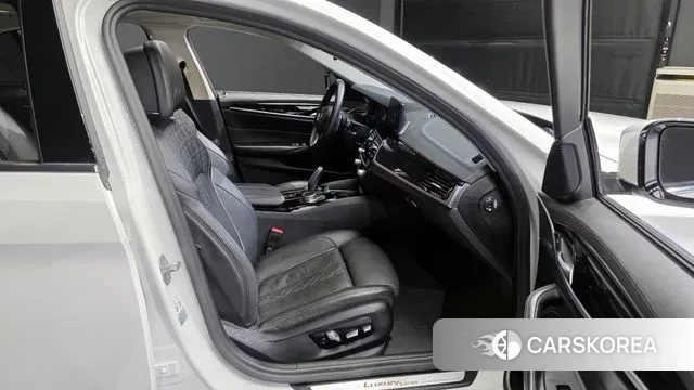 BMW 5 Series (G30) 2019 Белый из Кореи, фото 3