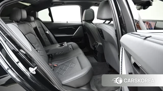 BMW 5 Series (G60) 2024 Черный из Кореи, фото 3