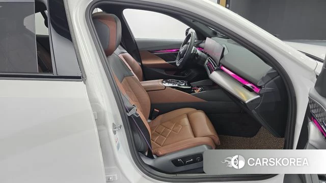 BMW 5 Series (G60) 2024 Белый из Кореи, фото 3