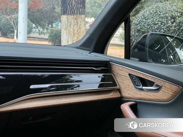 Audi Q7 2023 Черный из Китая, фото 3