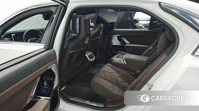 BMW 7 Series (G70) 2023 Белый из Кореи, фото 3