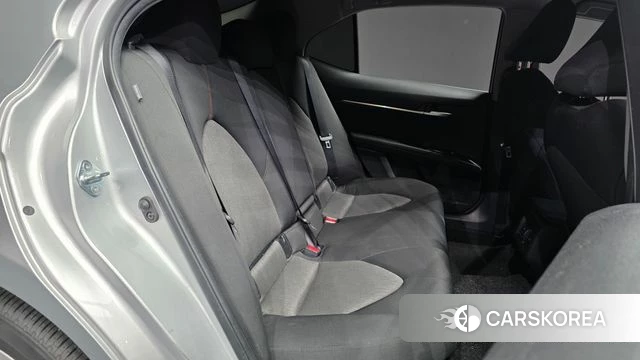 Toyota Camry (XV70) 2019 Серебристо-серый из Кореи, фото 3