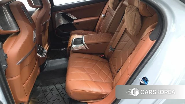 BMW i7 (G70) 2025 Светло-серебряный цвет из Кореи, фото 3