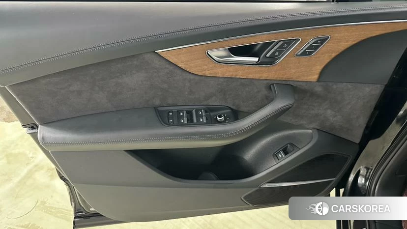 Audi Q7 2021 Черный из Китая, фото 3