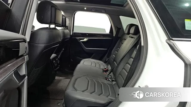 Volkswagen Touareg 3rd generation 2023 Белый из Кореи, фото 3