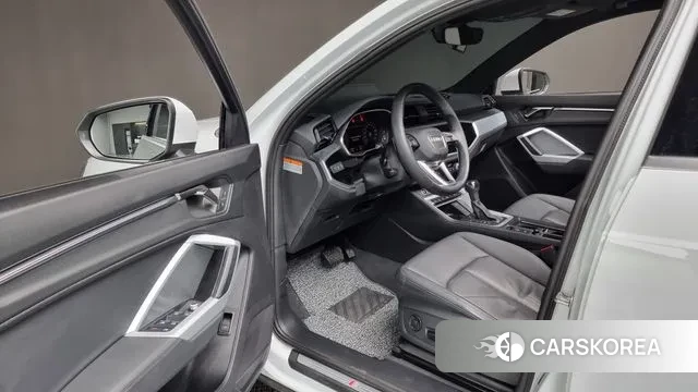 Audi Q3 (F3) 2022 Белый из Кореи, фото 3