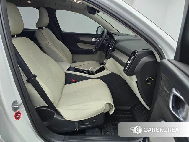 Volvo XC40 2023 Белый из Кореи, фото 3