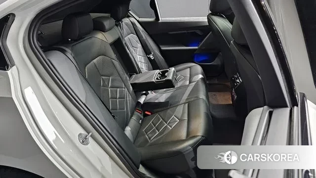 BMW 5 Series (G60) 2023 Белый из Кореи, фото 3