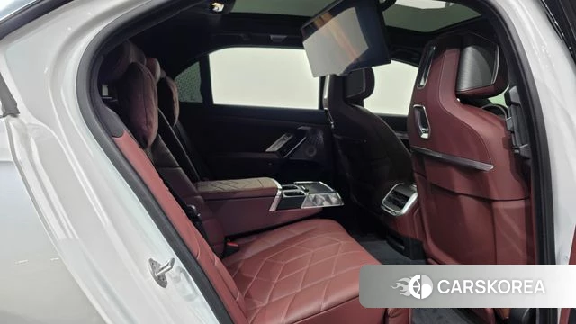 BMW 7 Series (G70) 2023 Белый из Кореи, фото 3