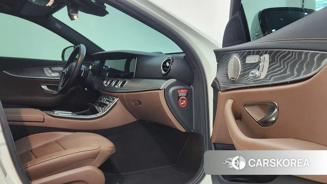 Mercedes-Benz E-Class W213 2022 Белый из Кореи, фото 3