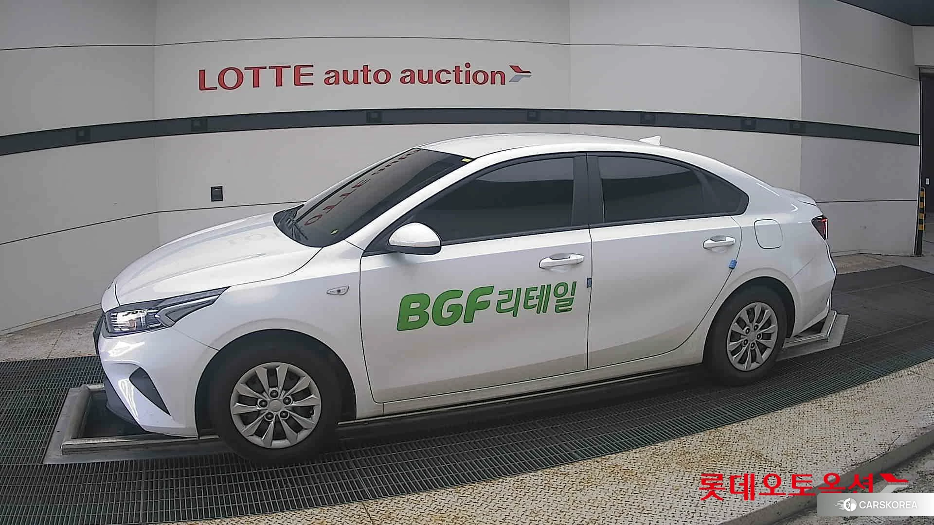 Kia K3 2023 Snow White Pearl из Кореи, фото 3