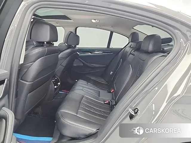 BMW 5 Series (G30) 2021 Серебристо-серый из Кореи, фото 3