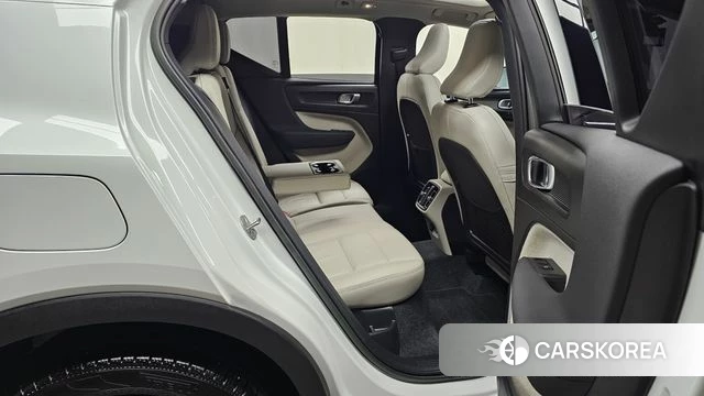 Volvo XC40 2023 Белый из Кореи, фото 3