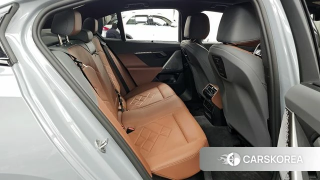 BMW 5 Series (G60) 2025 Серебристо-серый из Кореи, фото 3