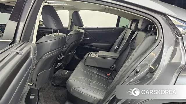 Lexus ES300h 7th generation 2024 Серый из Кореи, фото 3