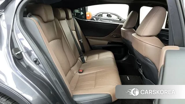 Lexus ES300h 7th generation 2022 Серый из Кореи, фото 3