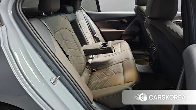 BMW 5 Series (G60) 2025 Светло-серебряный цвет из Кореи, фото 3
